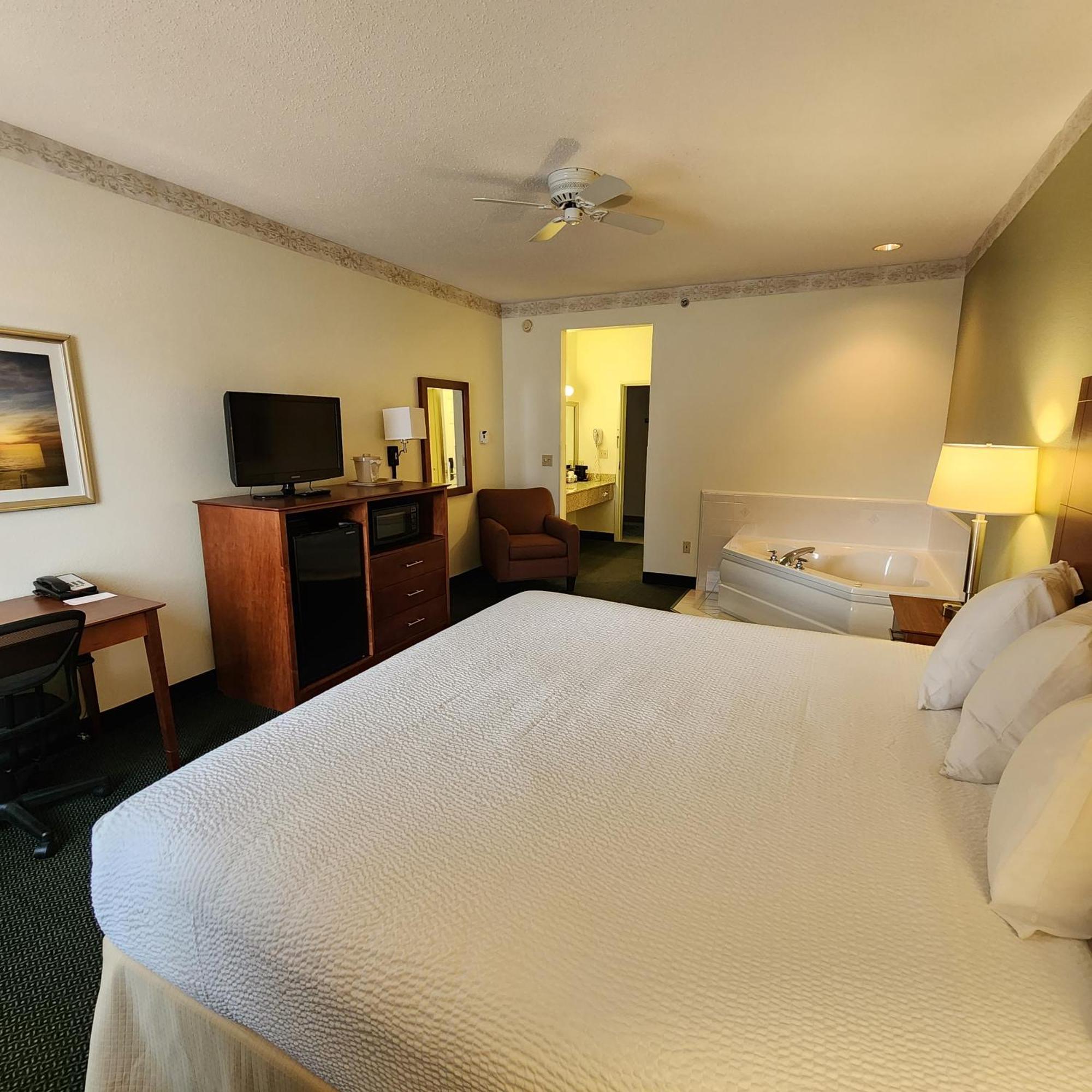 Baymont By Wyndham Mackinaw City Esterno foto